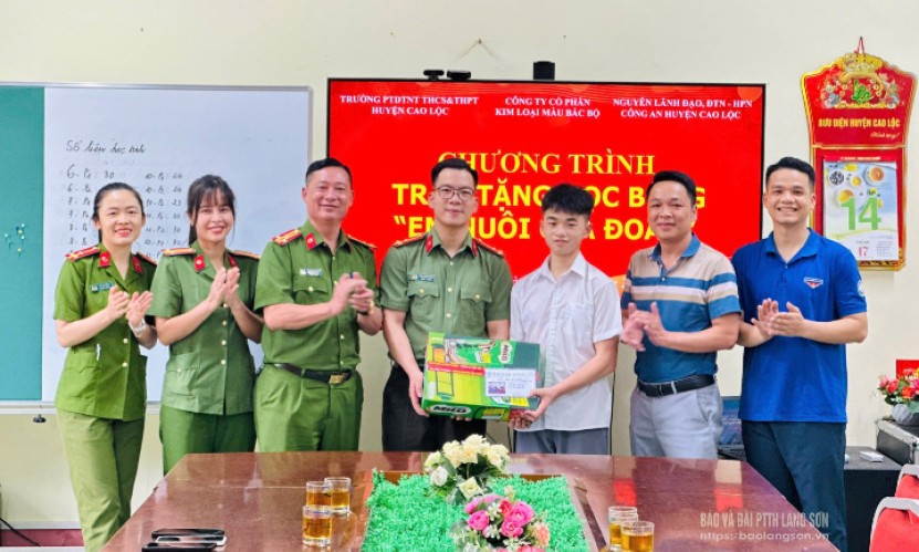 Thanh niên Công an Lạng Sơn vì tương lai trẻ thơ