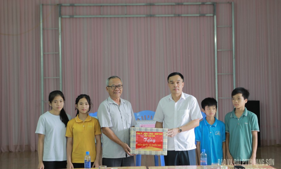 Đoàn công tác của tỉnh thăm, tặng quà trẻ em nhân ngày Quốc tế thiếu nhi 1/6