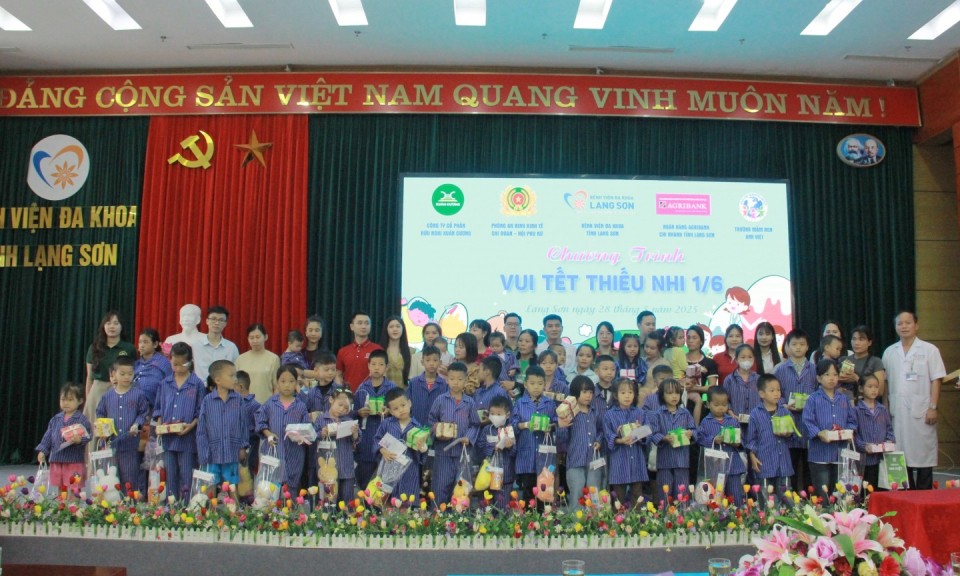 Bệnh viện Đa khoa tỉnh: Trao gần 400 suất quà cho bệnh nhi