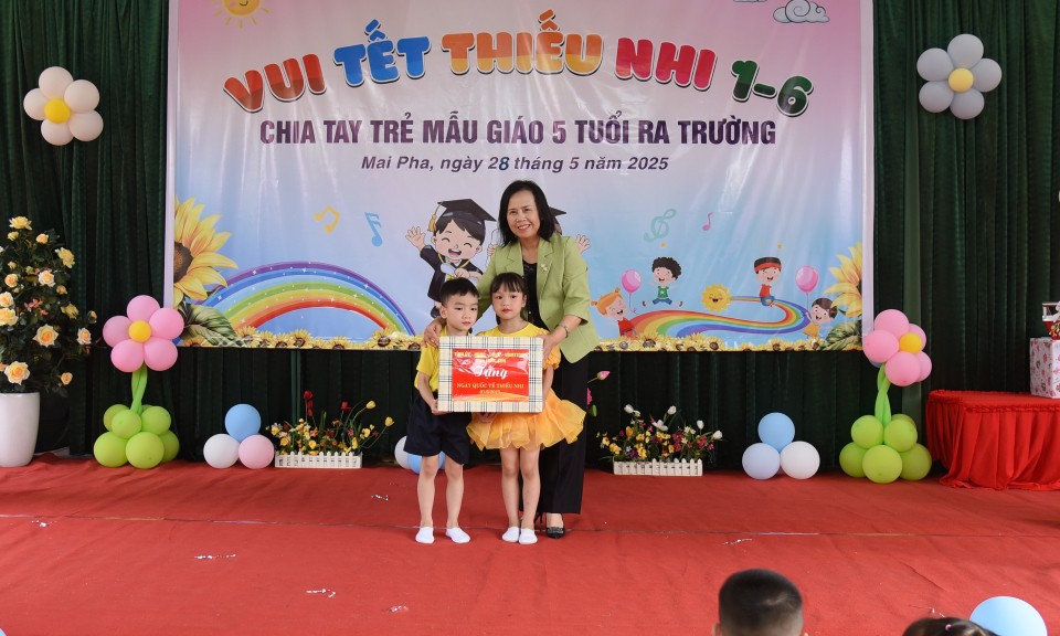 Đồng chí Phó Bí thư Thường trực Tỉnh ủy thăm, tặng quà Tết thiếu nhi tại thành phố Lạng Sơn