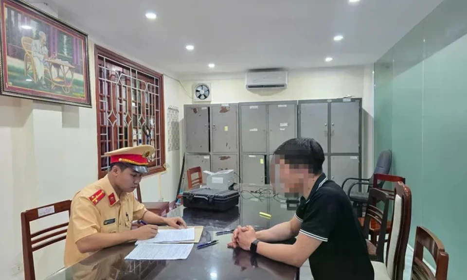 Tài xế bị phạt 35 triệu đồng vì lùi xe trên đường cao tốc Hà Nội-Thái Nguyên