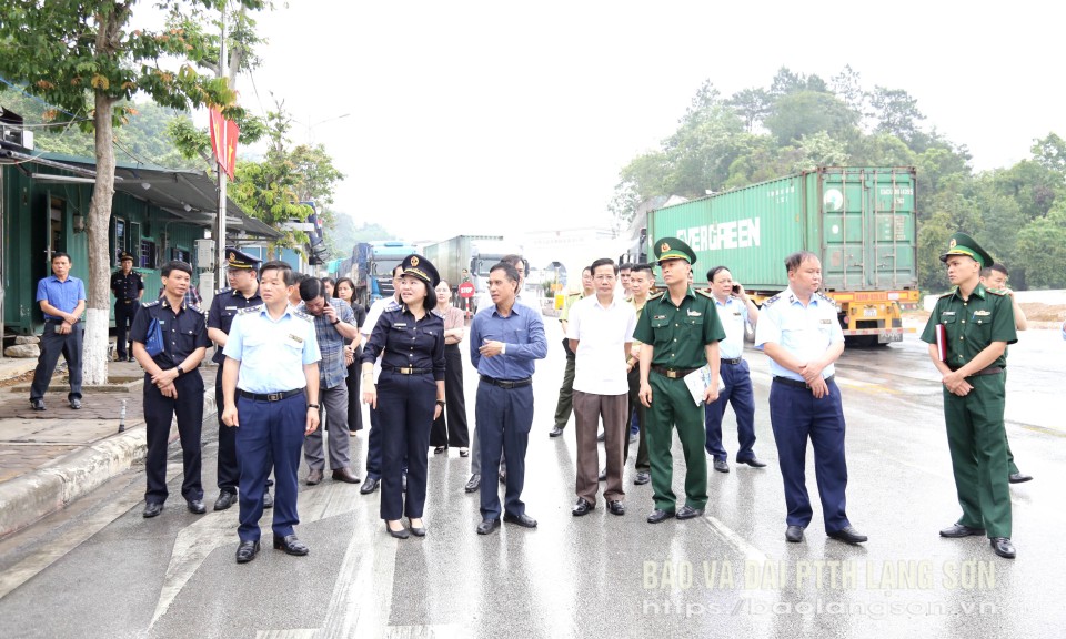 Kiểm tra công tác chống buôn lậu, gian lận thương mại, hàng giả, xâm phạm quyền sở hữu trí tuệ tại huyện
