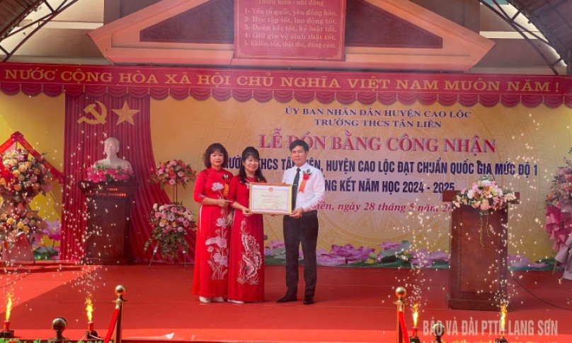 Trường THCS Tân Liên đón Bằng công nhận “Trường đạt chuẩn quốc gia mức độ 1” và tổng kết năm học 2024