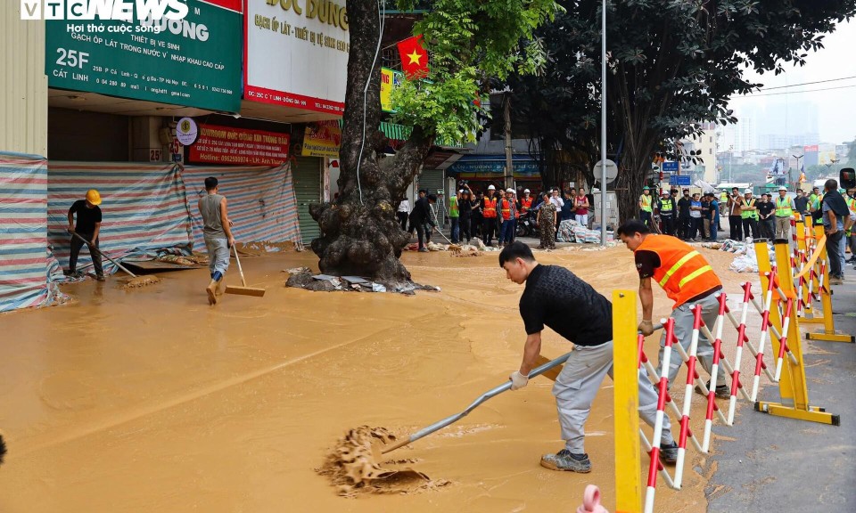 Bùn phun cao nửa mét trên phố Cát Linh, nhiều hộ phải di tản