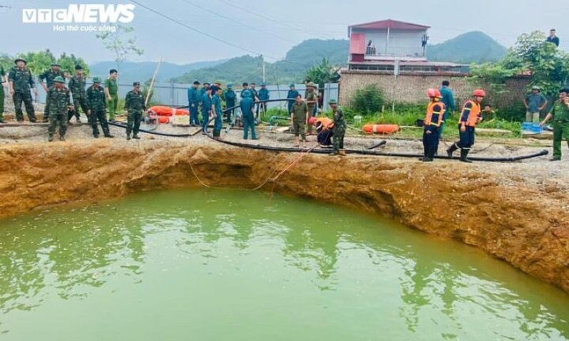 Thông tin mới nhất vụ người đi xe máy lao xuống 'hố tử thần' sâu 10m ở Bắc Kạn