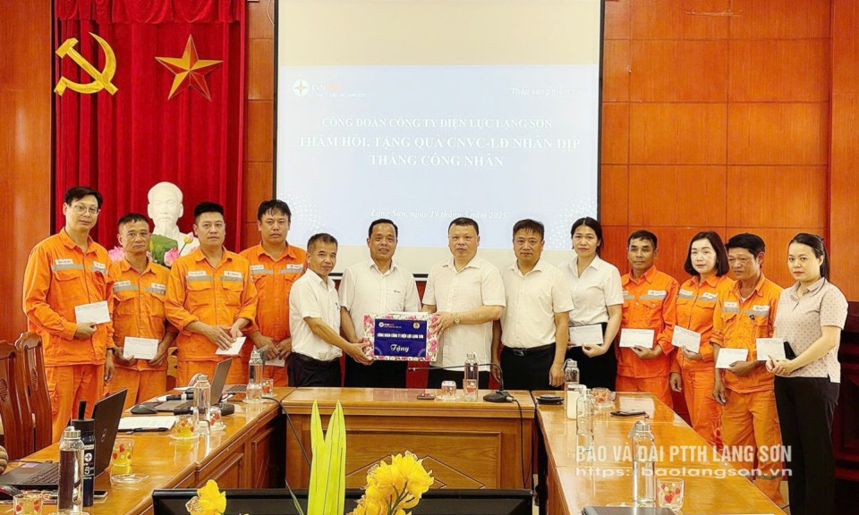 Công ty Điện lực Lạng Sơn tặng 76 suất quà cho công nhân, người lao động
