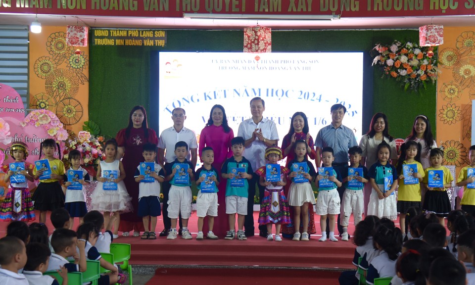 Lãnh đạo thành phố Lạng Sơn thăm, tặng quà Tết Thiếu nhi 