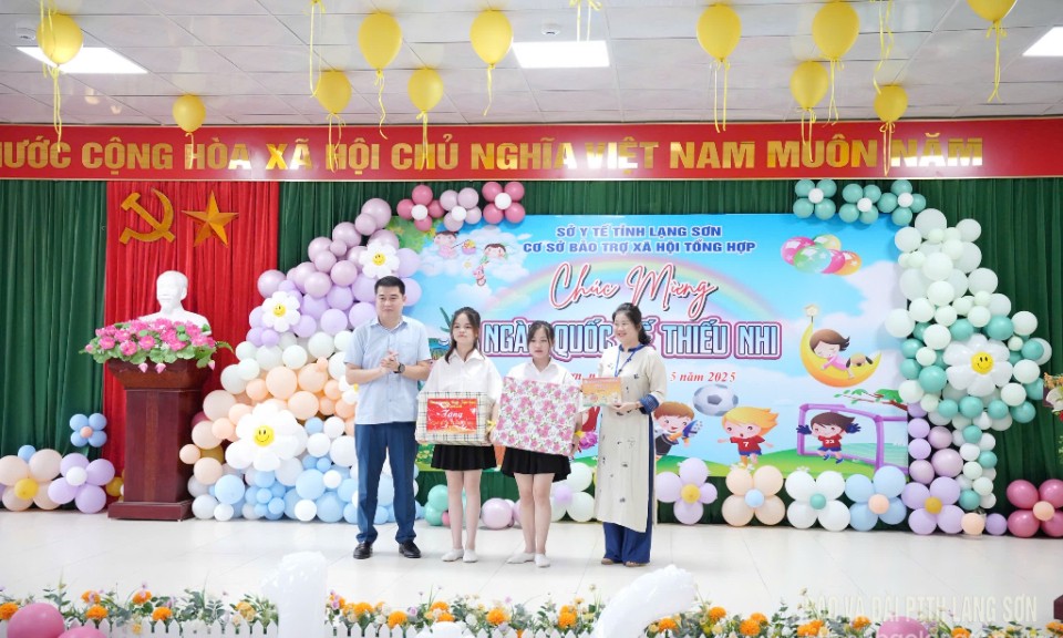 Đoàn công tác của tỉnh thăm, tặng quà trẻ em tại Cơ sở bảo trợ xã hội tổng hợp
