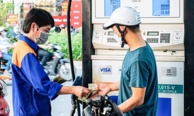 Giá xăng tăng gần 100 đồng/lít, giá dầu đồng loạt giảm