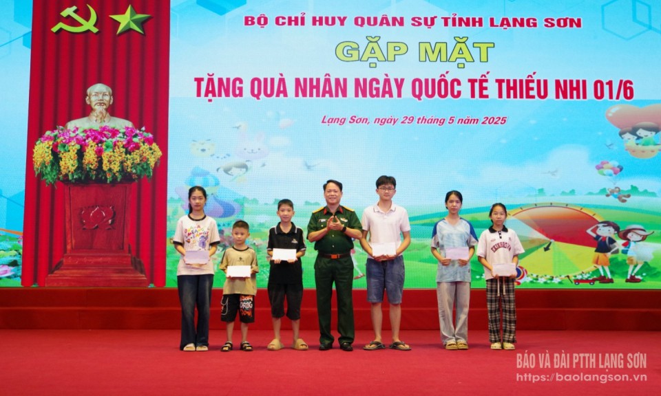 Bộ CHQS tỉnh gặp mặt, tặng quà học sinh nhân Ngày Quốc tế thiếu nhi 1/6
