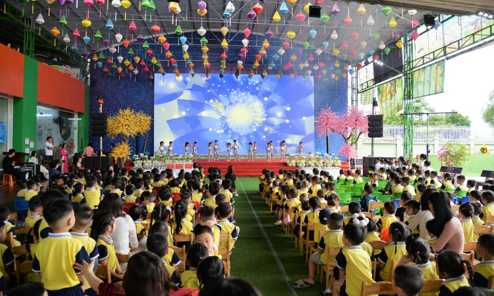 Lãnh đạo thành phố Lạng Sơn thăm, tặng quà Tết Thiếu nhi tại Trường Mầm non Happy School