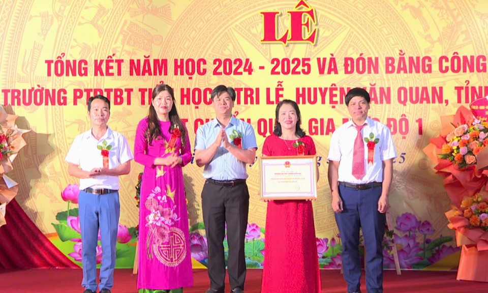 Trường Phổ thông dân tộc bán trú Tiểu học 2 Tri Lễ đón bằng công nhận trường đạt chuẩn quốc gia mức độ 1