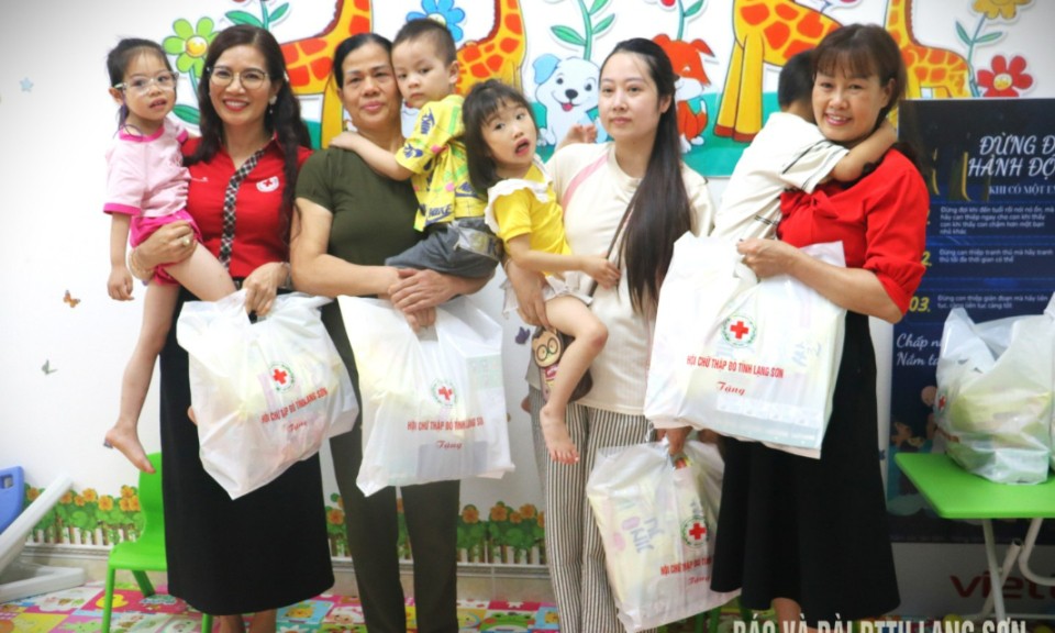 Hội Chữ thập đỏ tỉnh tặng 30 suất quà cho trẻ em tại Bệnh viện Phục hồi chức năng tỉnh