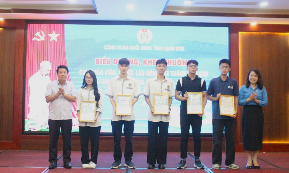 Hơn 130 cháu học sinh được Công đoàn Khối UBND tỉnh khen thưởng, tặng quà
