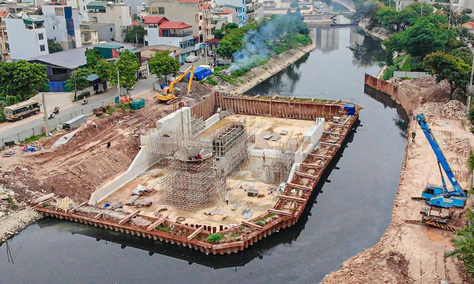 Công trình đập dâng giữ nước đầu tiên trên sông Tô Lịch dần thành hình