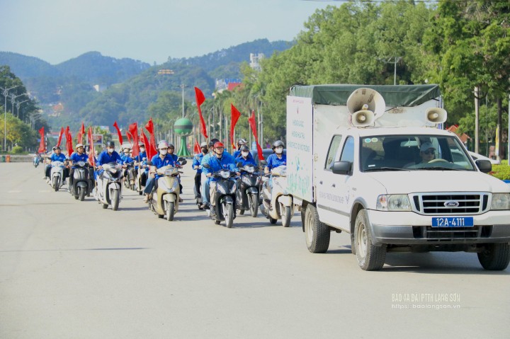Đoàn viên thanh niên tham gia diễu hành tuyên truyền cổ động về bảo vệ môi trường trên các tuyến phố