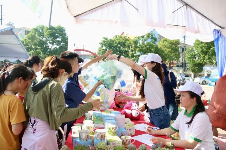 Người dân tham gia Ngày hội “Đổi rác thải nhựa và thực hiện phân loại rác lấy quà”