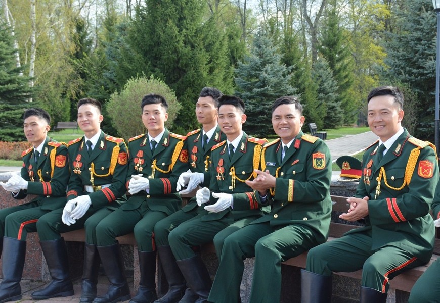 Trung tá Nguyễn Văn Đức (ngoài cùng, bên phải) cùng các quân nhân Việt Nam trong phút giải lao sau huấn luyện tại Moscow (Liên bang Nga). Ảnh: HIỀN MINH