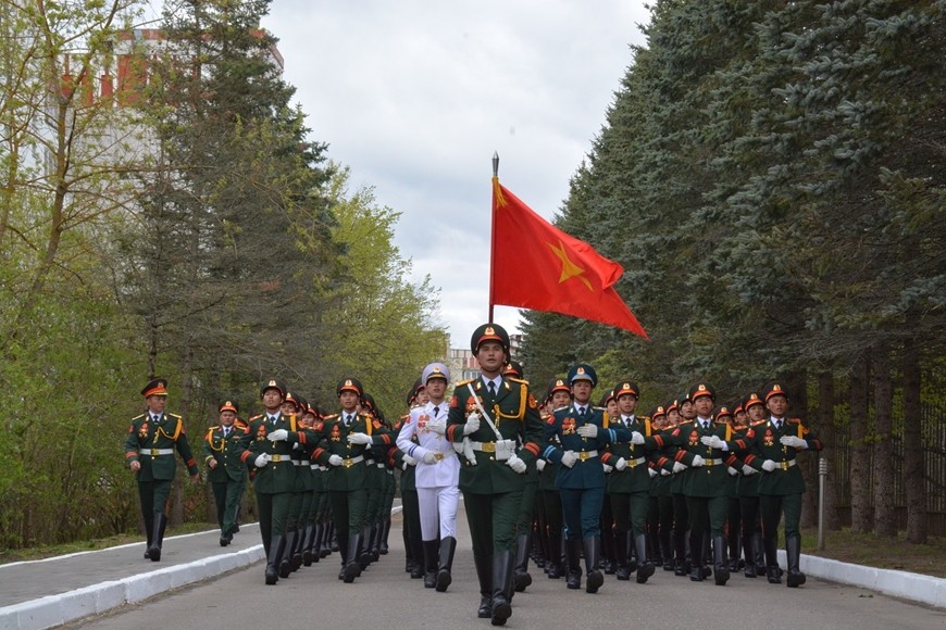 Trung tá Nguyễn Văn Đức (ngoài cùng, bên trái) huấn luyện đội hình khối đoàn QĐND Việt Nam tham gia Lễ duyệt binh trên Quảng trường Đỏ. Ảnh: HIỀN MINH