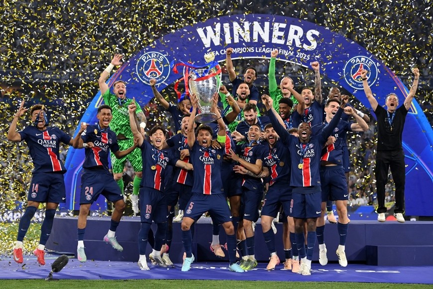 Các cầu thủ PSG nâng cao cúp vô địch C1 châu Âu. Ảnh: UEFA