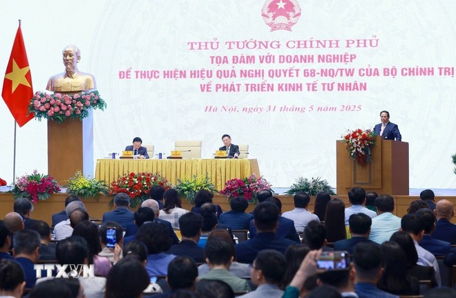 Thủ tướng Phạm Minh Chính phát biểu tại cuộc tọa đàm với doanh nghiệp về phát triển kinh tế tư nhân. (Ảnh: Dương Giang/TTXVN)