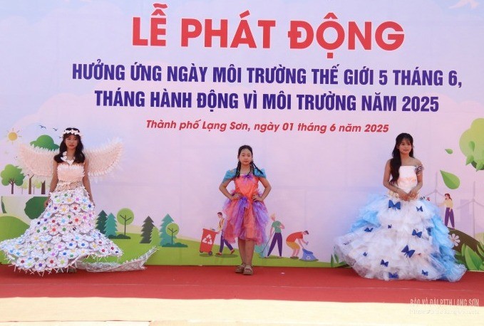 Các em học sinh tham gia Cuộc thi “Tái chế rác thải nhựa”
