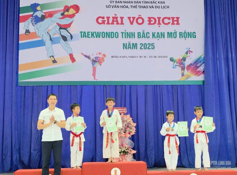 Vận động viên Nguyễn Hoàng Bảo An đoàn Lạng Sơn đoạt huy chương vàng ở nội dung thi đấu U12 nam hạng dưới 27kg