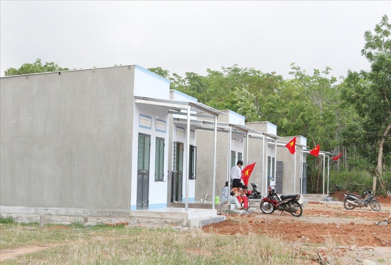 Người dân tỉnh Ninh Thuận được hỗ trợ kinh phí san lấp mặt bằng để cấp đất ở, đồng thời được hỗ trợ chi phí xây dựng nhà ở