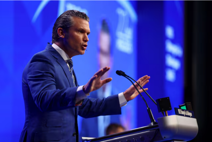 Bộ trưởng Quốc phòng Mỹ Pete Hegseth phát biểu tại Hội nghị thượng đỉnh an ninh Đối thoại Shangri-La của IISS tại Singapore, ngày 31/5. (Ảnh: Reuters)