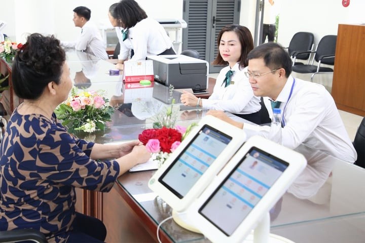 Công chức TP.HCM hỗ trợ người dân giải quyết thủ tục hành chính.