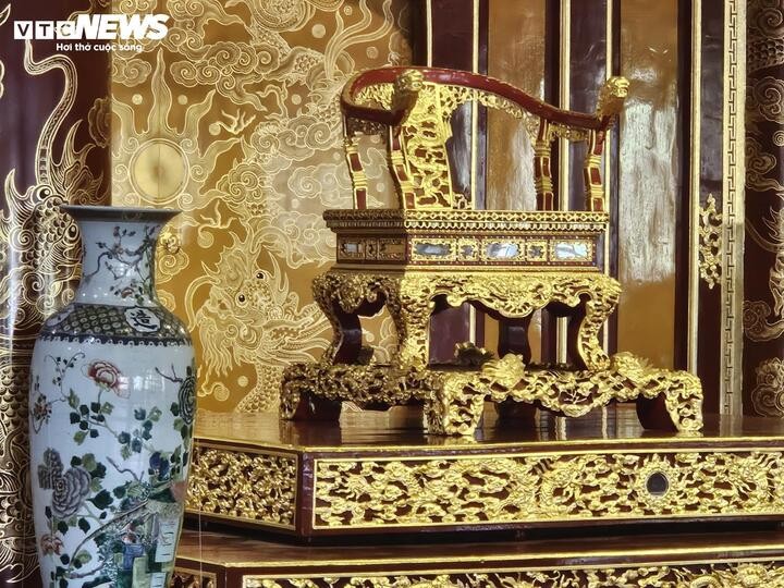 Sau khi ngai vua triều Nguyễn bị phá hoại, Trung tâm Bảo tồn Di tích tạm thời sử dụng bản phục chế của bảo vật để trưng bày trên Điện Thái Hoà (Đại nội Huế) để phục vụ du khách tham quan. (Ảnh: NV)