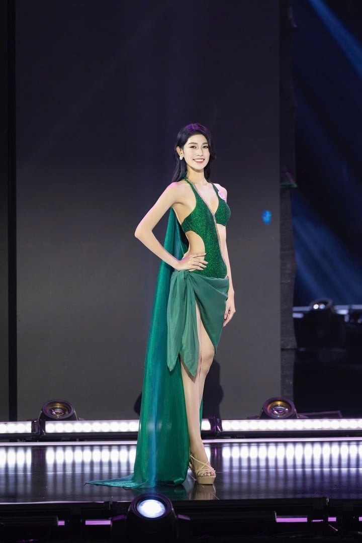 Cô là sinh viên năm nhất ngành Luật thương mại quốc tế, Học viện Ngoại giao, với bảng thành tích học tập đáng ngưỡng mộ: IELTS 7.5, nói tiếng Pháp từ năm 6 tuổi, từng được tuyển sớm vào nhiều trường đại học hàng đầu.