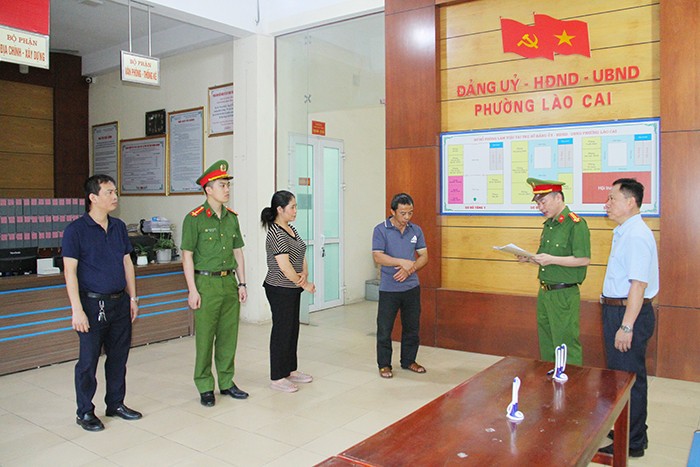 Cơ quan CSĐT đọc quyết định khởi tố đối với Tạ Văn Hải và Lê Thị Thắm.