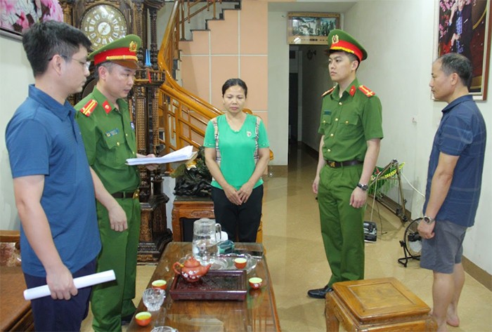 Cơ quan CSĐT đọc lệnh khởi tố đối tượng Trần Thị Toan.