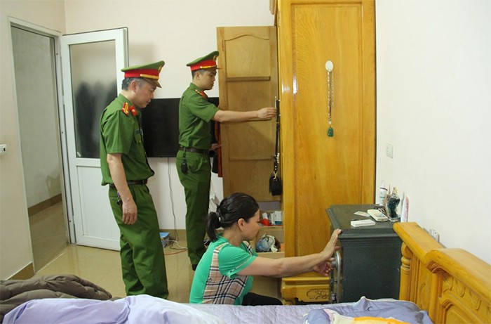Cơ quan CSĐT khám nhà đối tượng Trần Thị Toan.