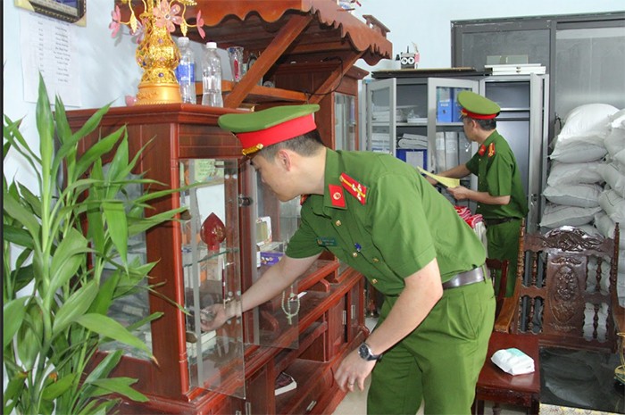 Cơ quan CSĐT khám nhà đối tượng Tạ Văn Hải và Lê Thị Thắm.