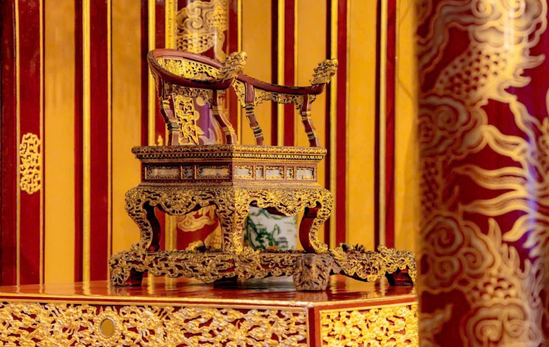 Ngai vua triều Nguyễn được trưng bày tại Điện Thái Hòa - Đại Nội Huế trước khi bị xâm hại.