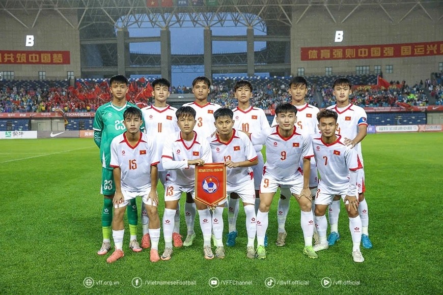 U16 Việt Nam được thưởng nóng sau khi khép lại giải đấu quốc tế CFA Team China 2025. Ảnh: VFF