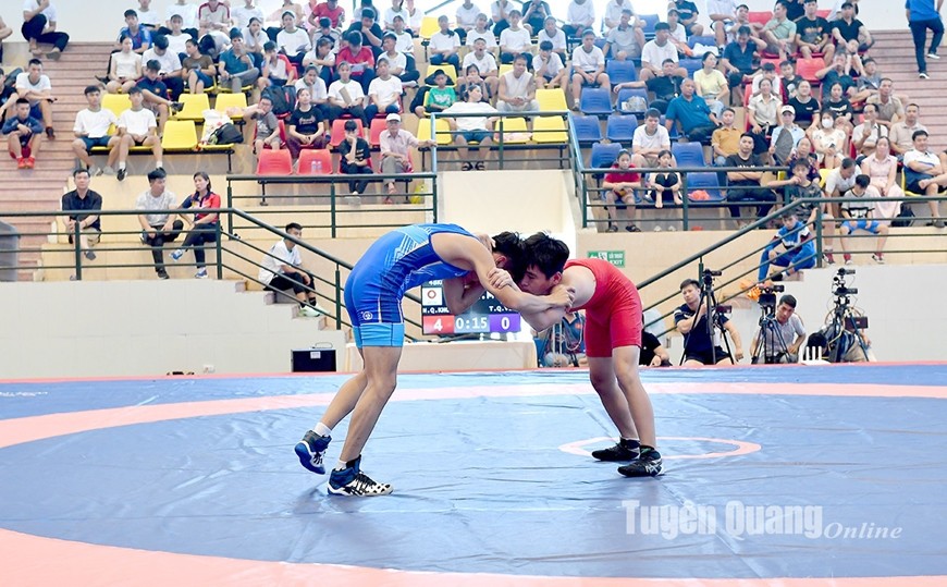 Một trận thi đấu tại giải Vô địch các lứa tuổi trẻ vật cổ điển, vật tự do quốc gia năm 2025. Ảnh: baotuyenquang.com.vn