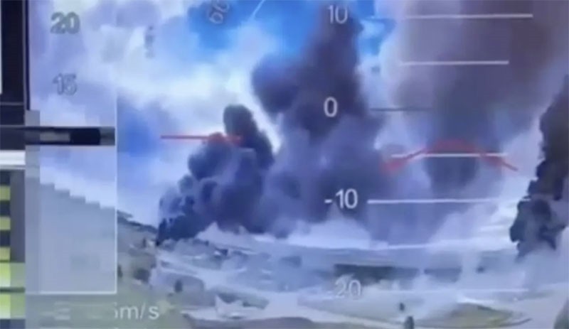 Ảnh chụp màn hình từ video về cuộc tấn công sân bay của Liên bang Nga được Cơ quan An ninh Ukraine (SBU) công bố vào ngày 1-6-2025. Ảnh: Báo Tin tức