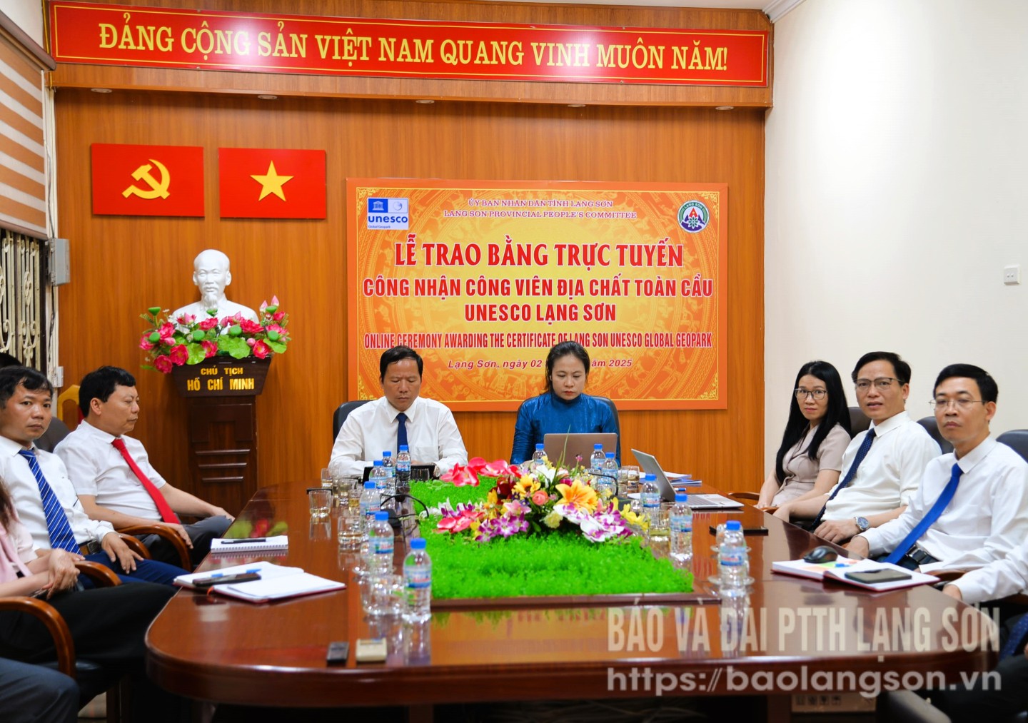 Đại diện lãnh đạo Phòng Quản lý Công viên địa chất Lạng Sơn, Trung tâm Xúc tiến Đầu tư, Thương mại và Du lịch giới thiệu về Công viên địa chất Toàn cầu UNESCO Lạng Sơn