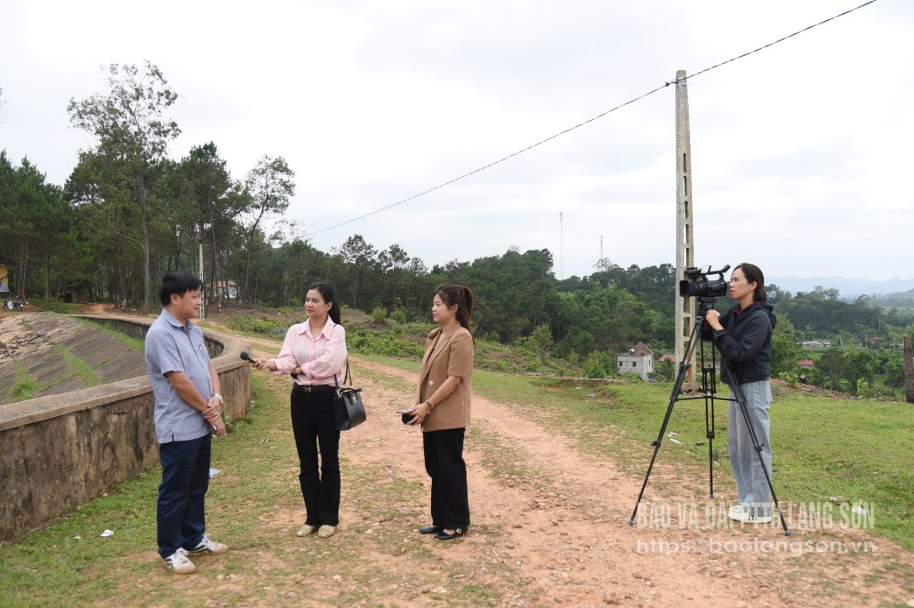 Phóng viên Báo và Đài PTTH Lạng Sơn tác nghiệp tại xã Sàn Viên, huyện Lộc Bình