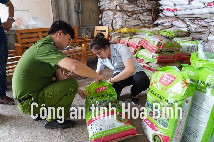 Lực lượng công an khám xét xưởng sản xuất phân bón giả. (Ảnh: Công an tỉnh Hòa Bình)