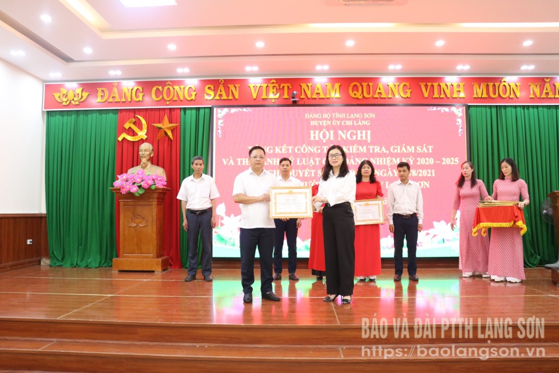 Đảng ủy thị trấn Đồng Mỏ nhận giấy khen của Ban Thường vụ Huyện ủy vì đạt thành tích xuất sắc trong công tác kiểm tra, giám sát và thi hành kỷ luật của Đảng nhiệm kỳ 2020-2025