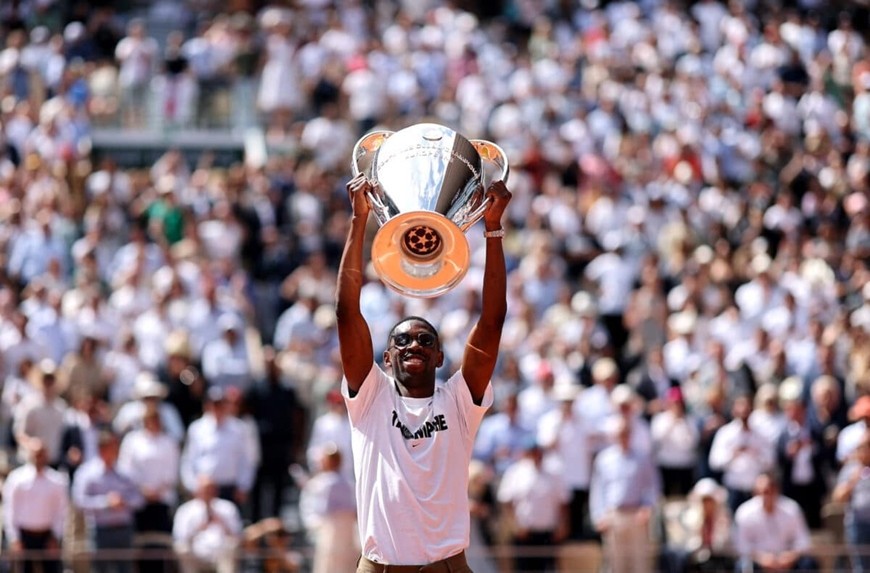 Dembele mang chiếc cúp C1 châu Âu danh giá đến sân vận động Roland Garros. Ảnh: Inquirer Sports