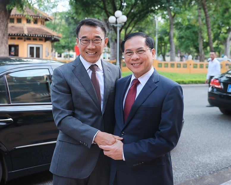 Phó Thủ tướng, Bộ trưởng Ngoại giao Bùi Thanh Sơn và Quyền trưởng Ban Đối ngoại Trung ương Lào Bounleua Phandanouvong - Ảnh: VGP/Hải Minh