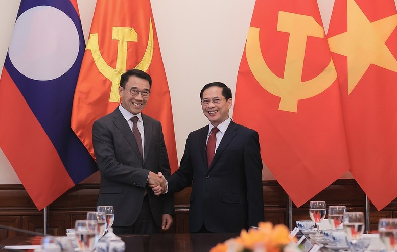 Chiều 2/6 tại Trụ sở Bộ Ngoại giao, Phó Thủ tướng, Bộ trưởng Ngoại giao Bùi Thanh Sơn hội đàm với Quyền trưởng Ban Đối ngoại Trung ương Lào Bounleua Phandanouvong - Ảnh: VGP/Hải Minh