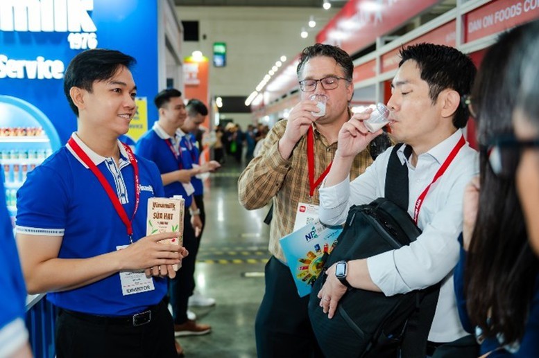 Nhiều khách hàng tìm hiểu về các sản phẩm đổi mới của Vinamilk với bước đột phá về dinh dưỡng, công nghệ và hương vị.