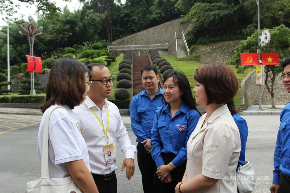 Bí thư Đoàn Thanh niên thành phố Sùng Tả (Quảng Tây) thông tin về các hoạt động tại chương trình giao lưu với đại diện Tỉnh đoàn Lạng Sơn
