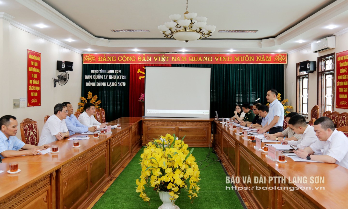 Quang cảnh buổi làm việc